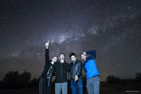 アタカマ星空ツアー、天の川に望遠鏡を向けるガイド