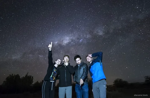 Tour astronomico ad Atacama, guida che punta un telescopio verso la Via Lattea