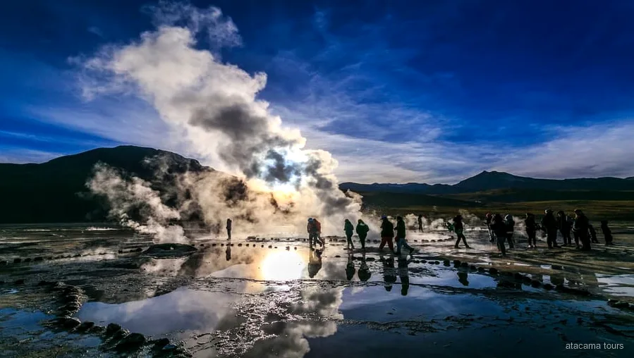 Tour a los géiseres del Tatio, columnas de vapor al amanecer en el altiplano de Atacama