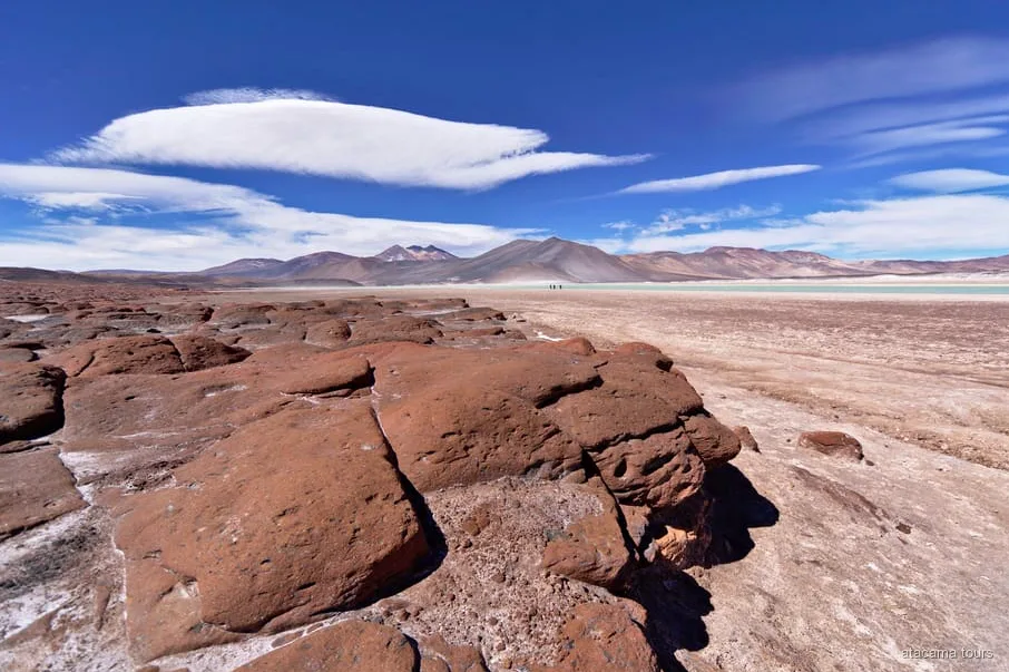 Passeio a Piedras Rojas e Lagunas Altiplânicas, rocha vulcânica vermelha sobre o salar